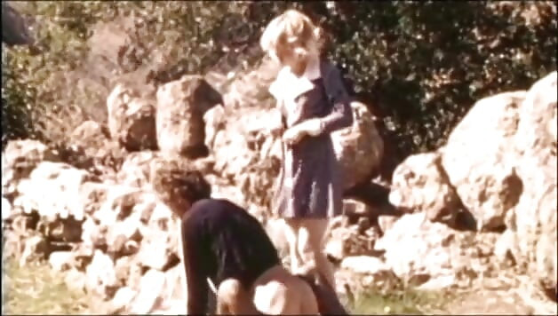 Porno vintage : deux jeunes putes dans la nature baisent avec la bite de John Holmes