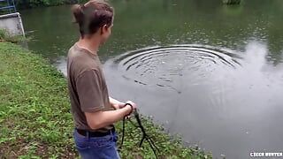 Er entdeckt einen süßen twink beim fischen und bietet ihm genug geld an, um seinen schwanz lutschen zu lassen - BIGSTR