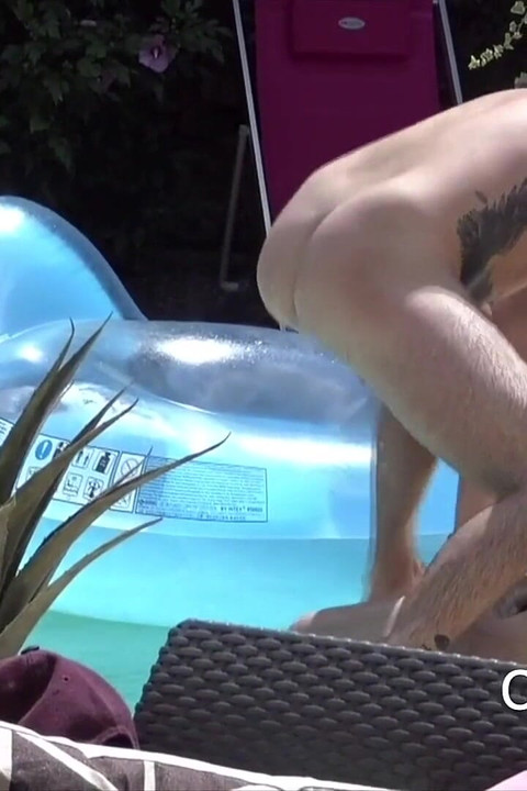 Пассивный отдает свою задницу своему прямолинейному приятелю