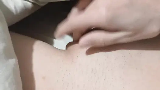 Geceleri üvey kız kardeşimin yanında yorganın altında riskli bir şekilde mastürbasyon yapıyorum