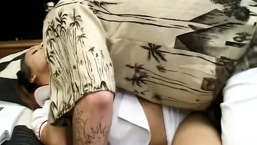 Pelacur biseksual ini lagi asik nyepong kakinya sambil fingering memeknya yang menetes