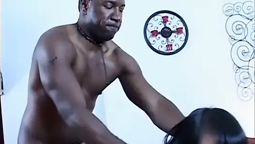 Siyah ve Asyalı kıllı amcık sikişiyor