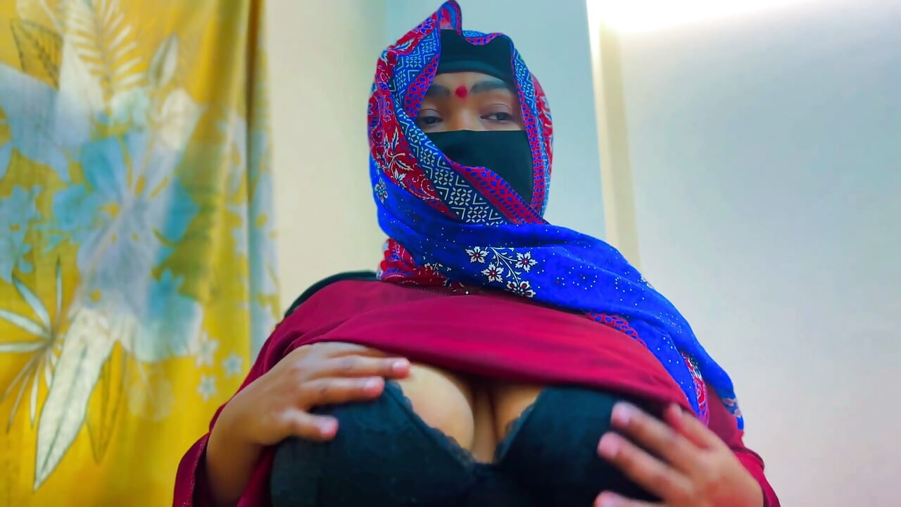 Arab Hotel BBW Maid Was Horny in Saudi Arabia & I See Her Big Ass & Big Tits & Start Masturbat