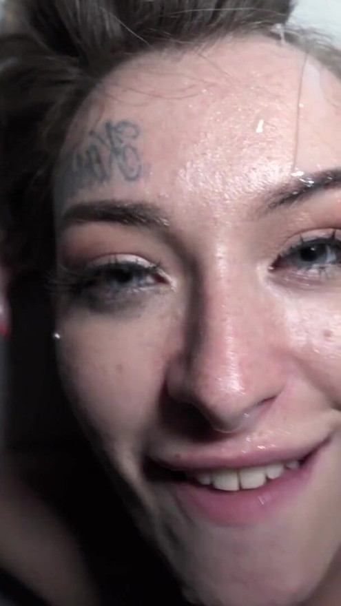 LEVEND SCHOOLBUREAU SMEEKT OM KEELPIJP - Tabitha Poison | Clip 1