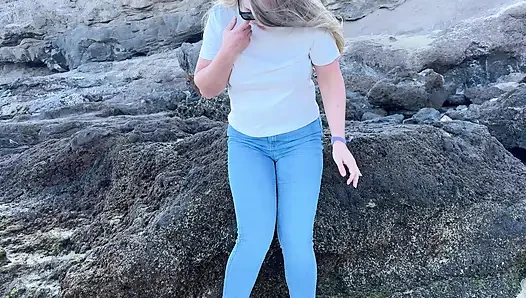 In Engen Jeans Am Öffentlichen Strand Pinkeln