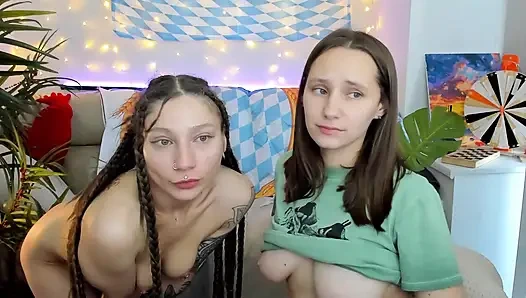 Учитель вызвал студентов к себе домой для дополнительного урока, и они устроили лесбийское шоу вместо теста