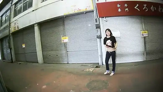 Милфа в джинсах ультра низкой высоты на улице..