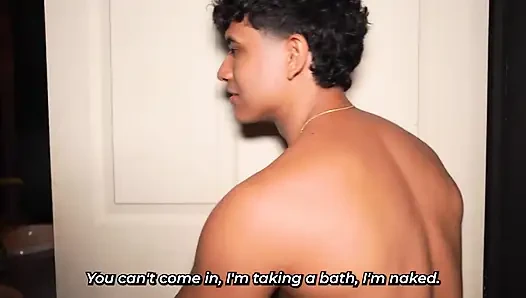 Muskulöser Typ wird seine Stiefschwester unter der Dusche
