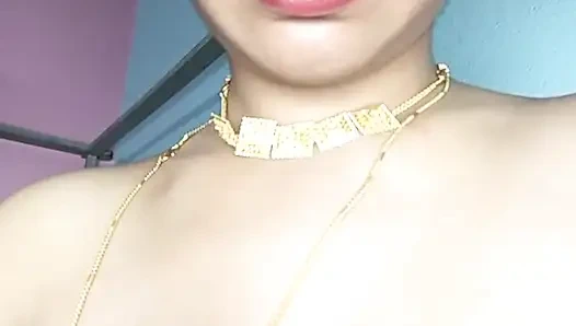 Pyaasi bahu sasur ko samne rakhke apni pussy karke dikhaya