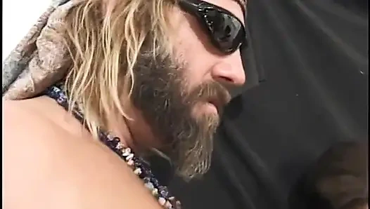 Nenek dengan banyak persaingan suka mengambilnya dari kulit hitam ke pria kulit putih