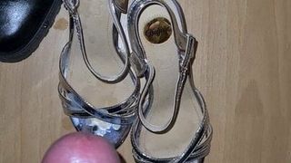 Огромный камшот на серебряных сандалиях