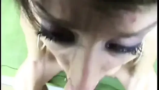 Horny babe enjoys the taste af warm cum after a mind blowing blowie
