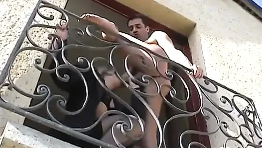 Ein paar wird ausspioniert, während sie zu hause ficken