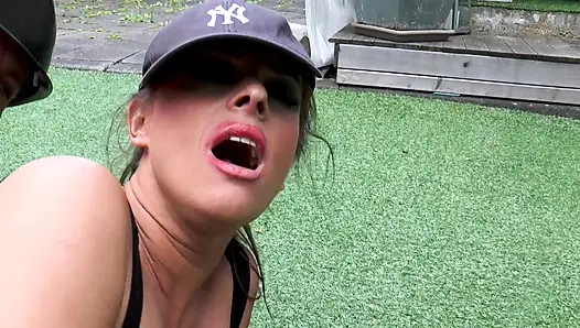 Büyük götlü orta yaşlı seksi kadın açık havada anal sikişiyor