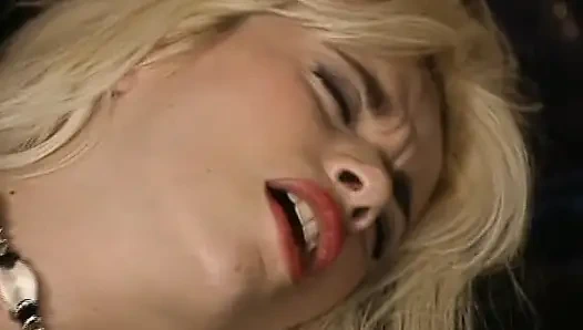 Schöne deutsche blonde puppe genießt sinnlichen analfick