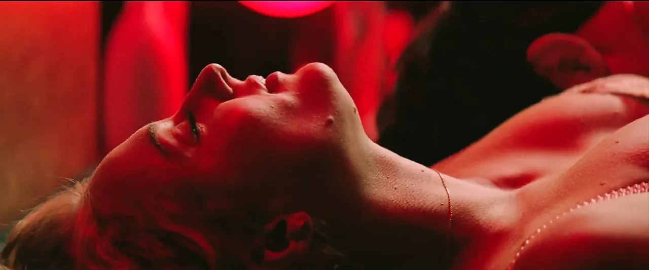 Sophie Turner - ''Heavy''