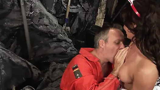Brünette brünette milf bekommt gesichtsbesamung, nachdem hengst sie von hinten geknallt hat