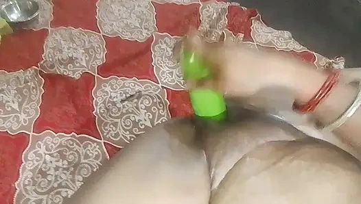 Seksi baldız arkadaşını aradı ve yarağını aldı ve kabayla amını sikti ve çiçeğin tadını çıkardı