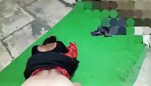 ससुर अपनी छोटी बहू को रात में झोपड़ी बनाकर पूरी रात छोड़ देते हैं, ससुर घोड़ा बनाते हैं और पूरी रात बहू को रगड़ते हैं, उनका बेटा बाहर है।