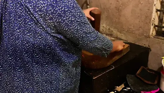 Милфа горячая тетушка на кухне, она была возбуждена, когда член, я вижу ее огромные сиськи и большая задница и начать дрочку