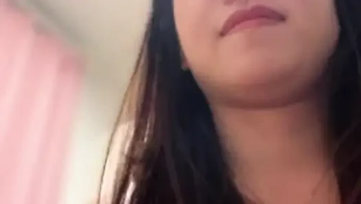 Schönes chinesisches mädchen masturbiert live vor der webcam