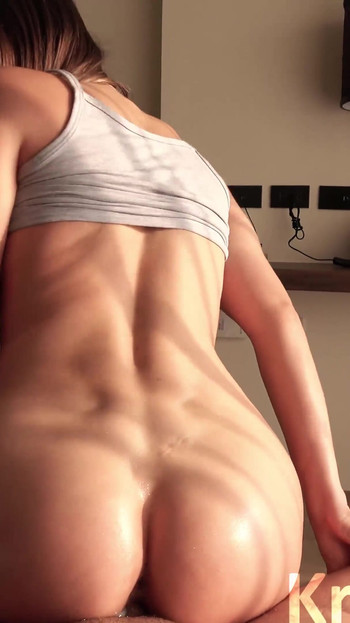 Genç kızın büyük götü büyük yarak emiyor erkek arkadaş ve domaltmalı