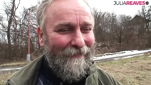 Azgın hatun patikanın yanında sert sikişiyor