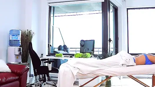 Cewek sange ini dipijat habis-habisan sampai mengerang keenaan!