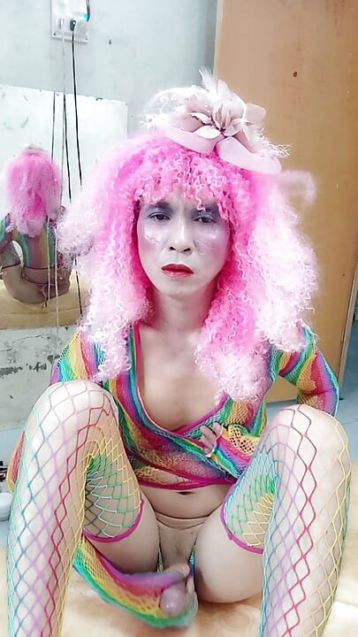 Transgender Le memakai pakaian seksi dan bermain cawan seks. Tin tiruan