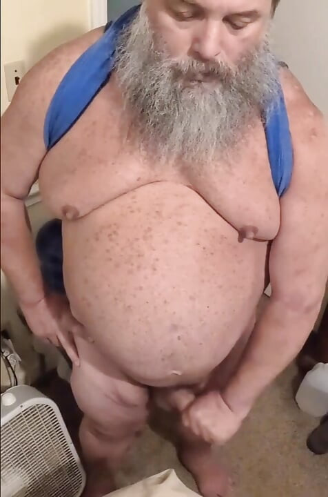 Oso bubba barbudo bate su polla gorda