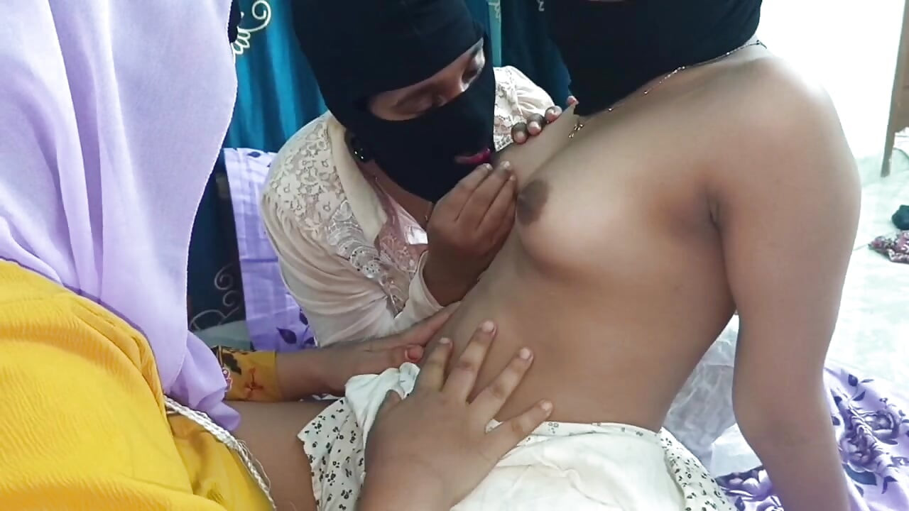 Ek premi ke saath bhaartiy tin logon vaali chudaee lesbiynon ki chudaee, rolaple ke saath gandi baat karna.