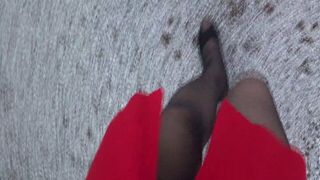 Caminando con vestido rojo.