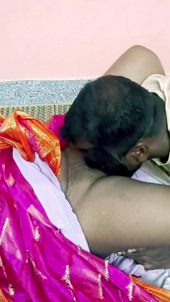 Gospodina îi face plăcere corespondenței și îl lasă să se fută pentru taxele școlare întârziate ale fiului ei vitreg.- audio clar tamil cu gemete | Clip 2