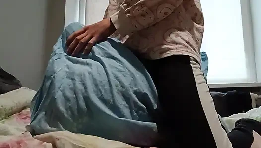 Супер худенькая девушка трет свою киску о подушку и быстро кончает, чтобы ее родители не поймали ее