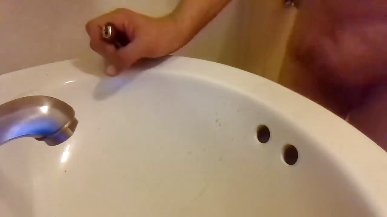 Mijando sobre uma pia