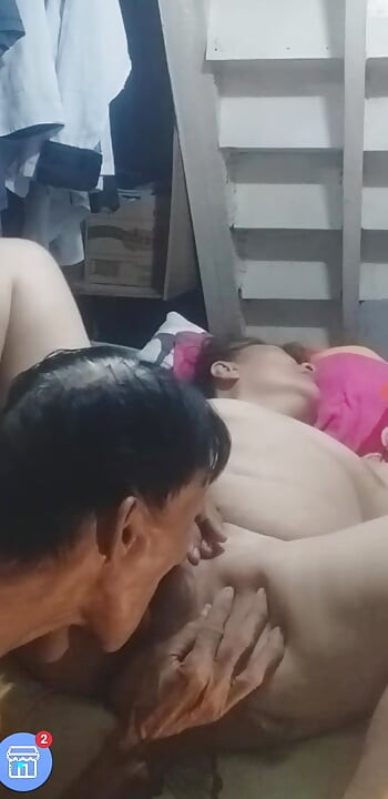 ela pede mais para comer sua buceta