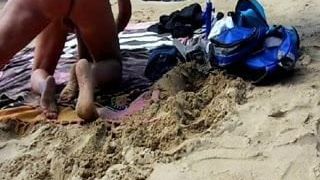 Franse sletvrouw Lisa neukte op zijn hondjes op het strand