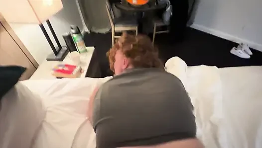 Amateur-bBW in einem hotelzimmer