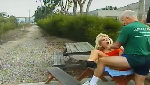 Geiler alter mann nagelt blonde MILF auf einem picknickplatz