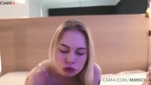 Pelacur kaki pirang panas mengocok dan mengisap kontol keras di pov