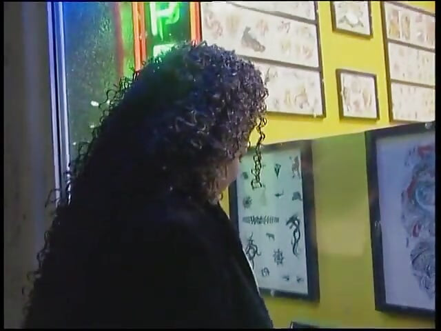 Cewek rambut cokelat dengan rambut keriting pengen tato baru
