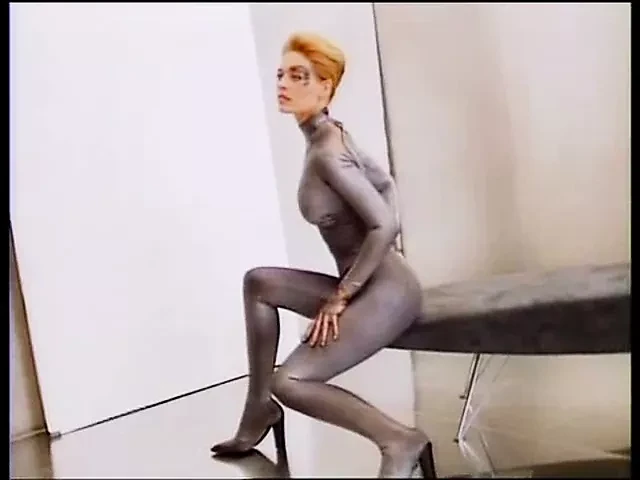 Jeri Ryan - 1997年为星际迷航拍摄的银色紧身连衣裤