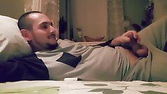 Homem se masturbando na cama (porra amadora)