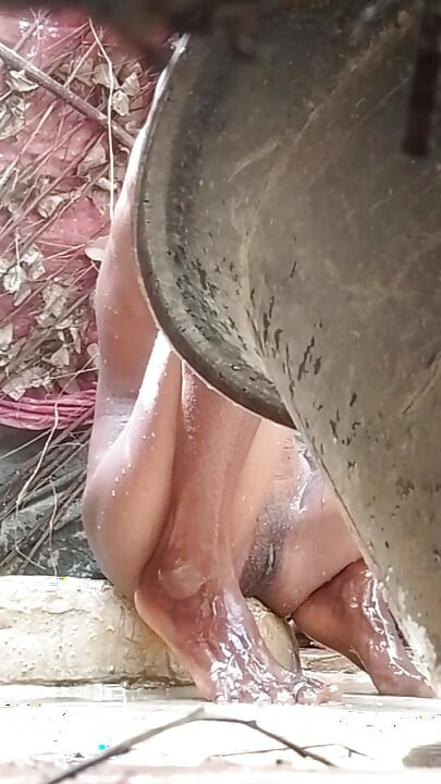 วิดีโอห้องน้ําน้าอินเดียน่าเย็ดมือสมัครเล่น Sumathi เมีย