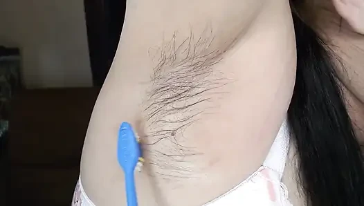 Kıllı koltuk altı yakın çekim yağlanmış taraklı