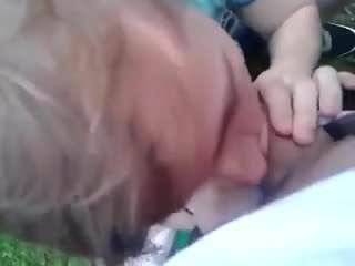 Un băiat rus suge un tip în aer liber