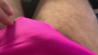 Leniwy nieoszlifowany kutas majtki grać w różowe majtki