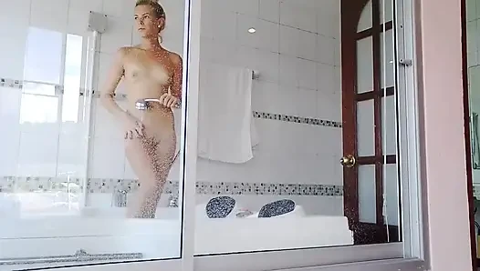 Посмотри на меня в ванной