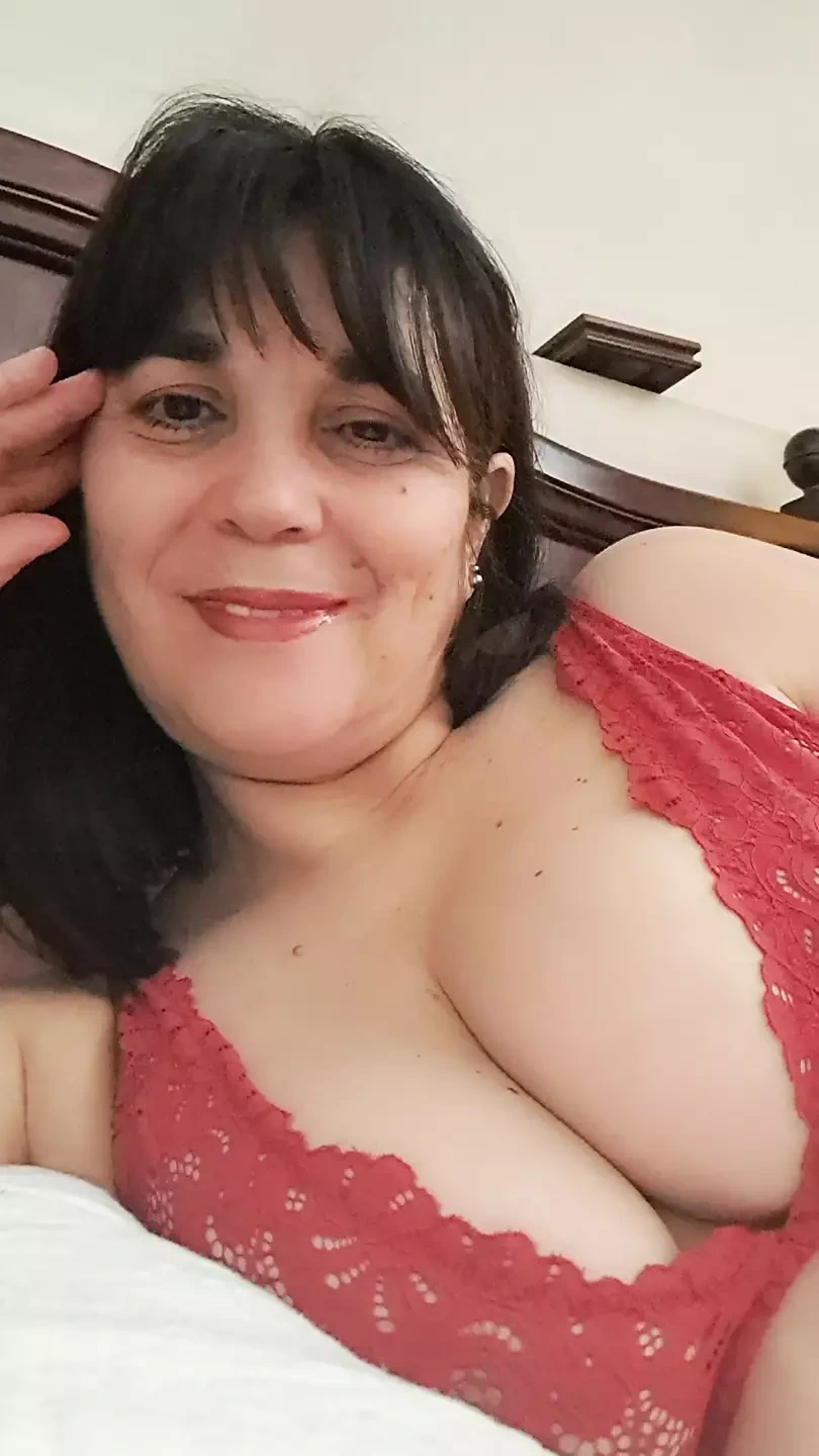 熟女讲述一个害羞的年轻邻居是如何来到她家的，她射了他的鸡巴，并吞下最后一滴