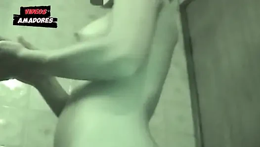 Ateşli esmerim duşta